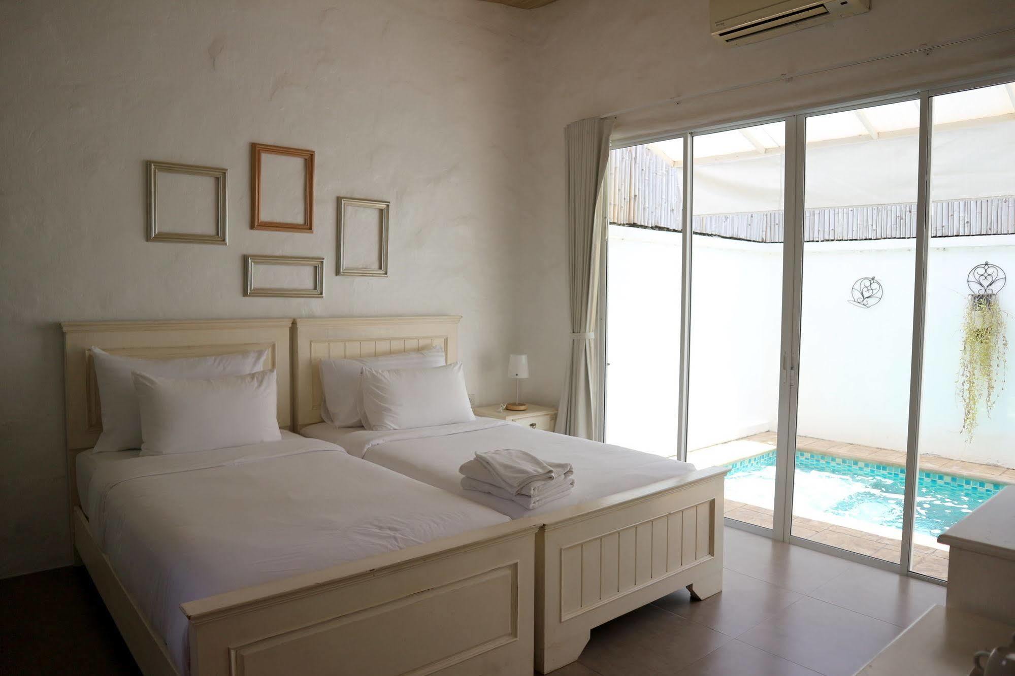 Costa Village Pool Villa Jomtien Beach Exterior photo